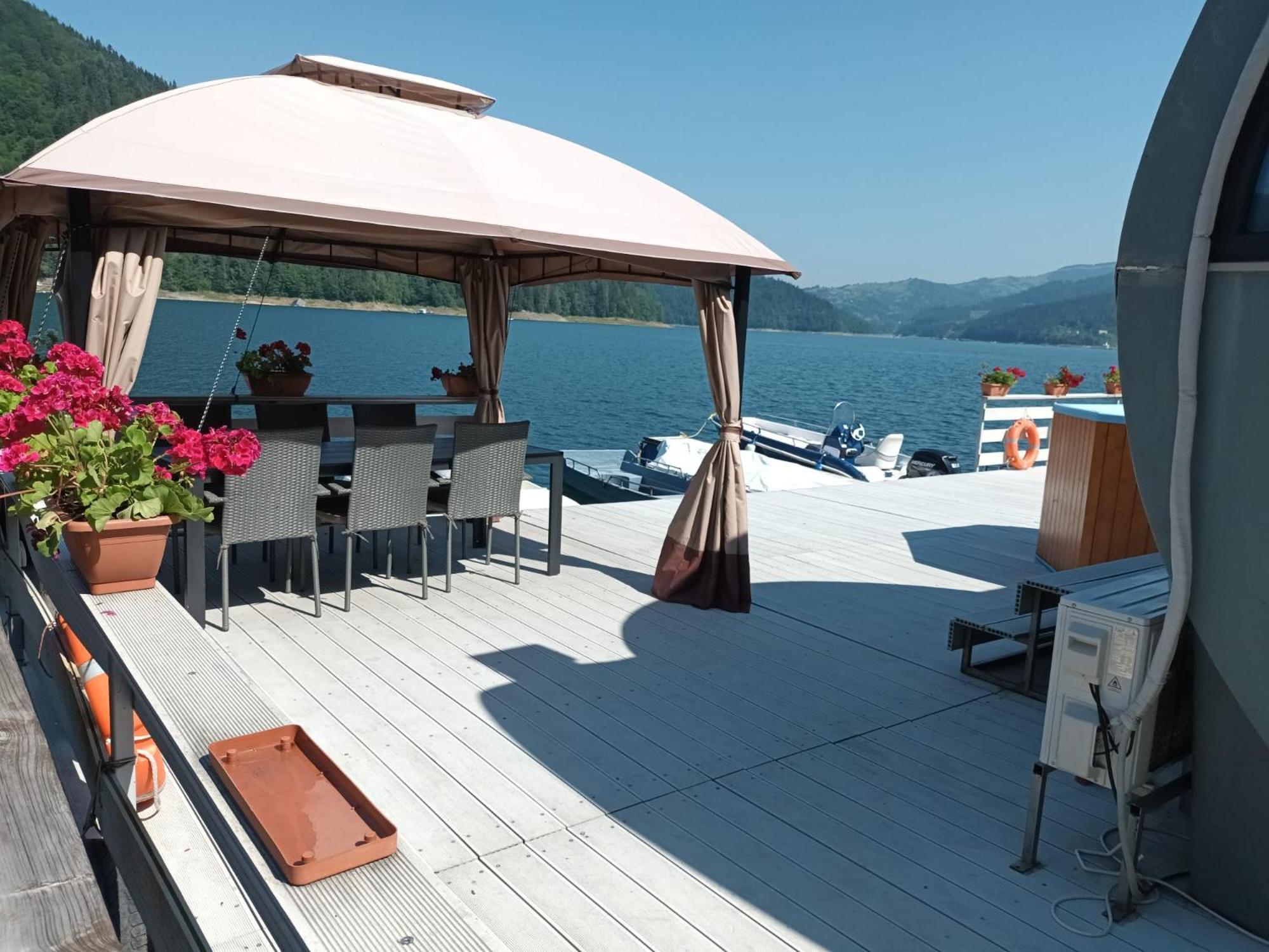 Villa Criber House - Casa Din Fibra De Sticla Pe Ponton Plutitor à Bicaz Extérieur photo