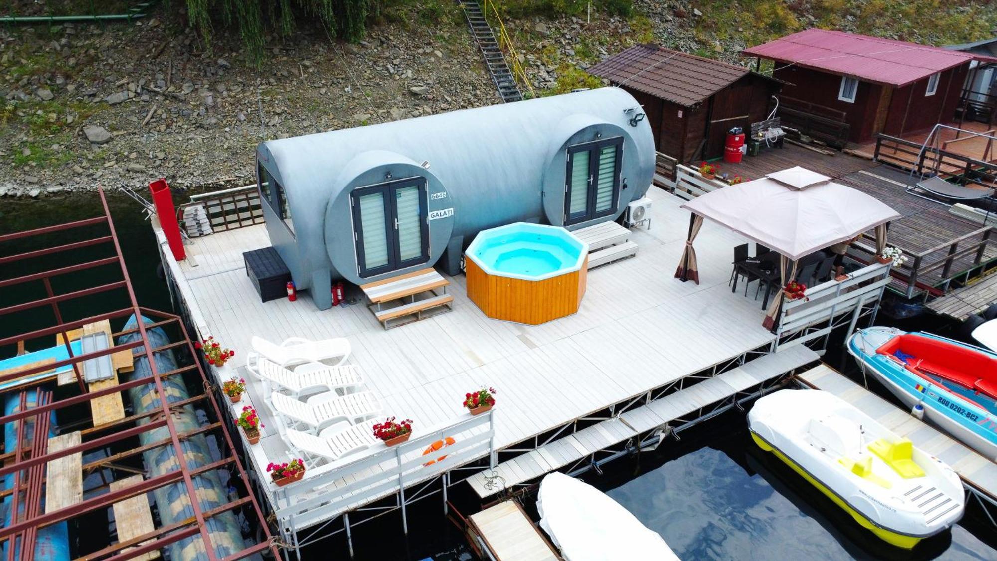 Villa Criber House - Casa Din Fibra De Sticla Pe Ponton Plutitor à Bicaz Extérieur photo